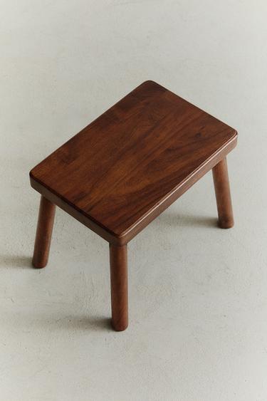 مقعد صغير من خشب السنط - بني الخاص بـ Zara