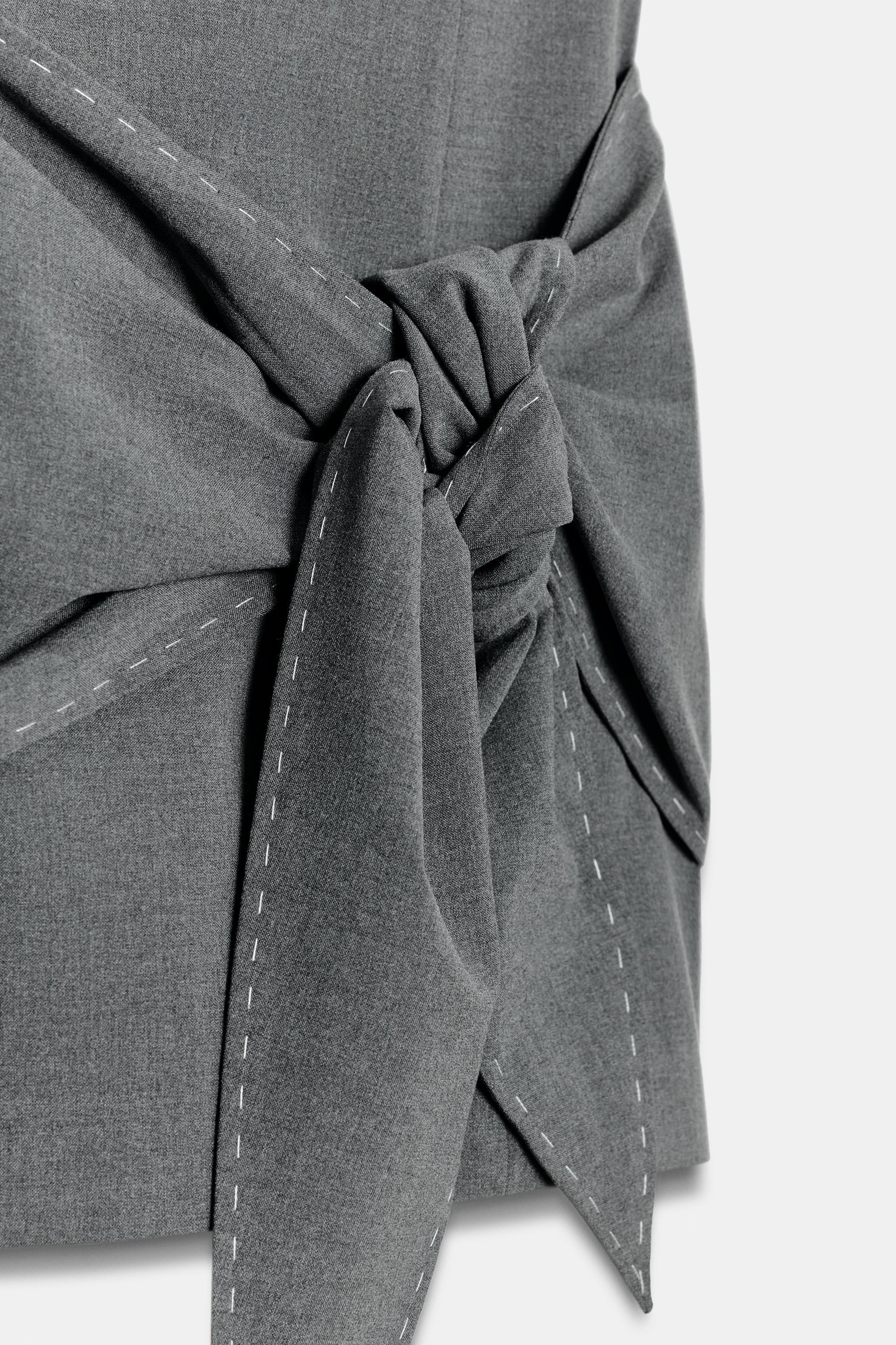 ROBE COURTE À NŒUD ET SURPIQÛRES