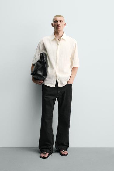 قميص RELAXED FIT بمظهر مجعد - أبيض مكسور الخاص بـ Zara