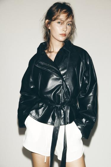 CAZADORA EFECTO PIEL PEPLUM - Negro de Zara