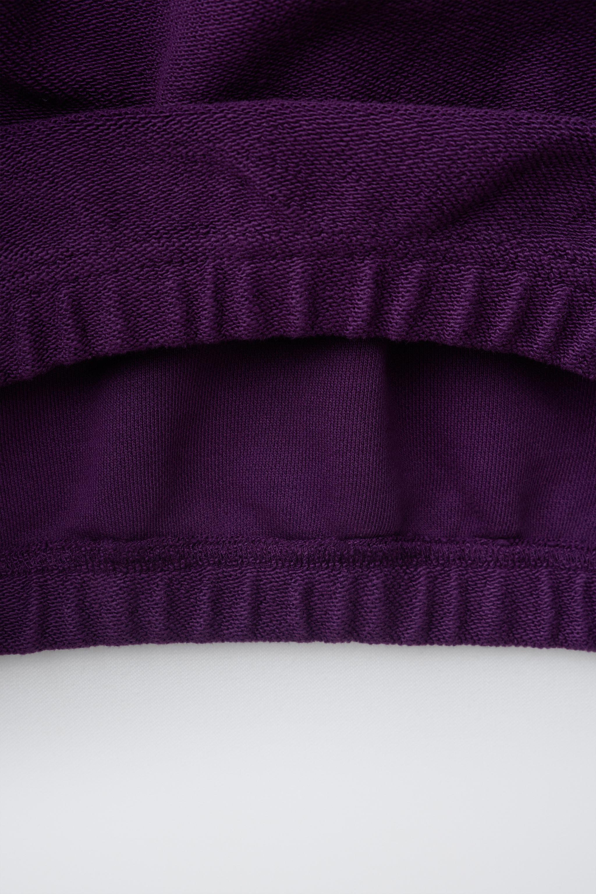 SWEAT À CAPUCHE ET INSCRIPTION