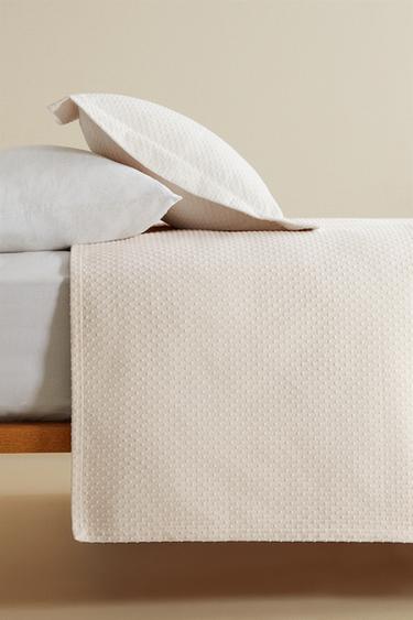 COLCHA COM DESIGN DE PONTOS - Bege da Zara