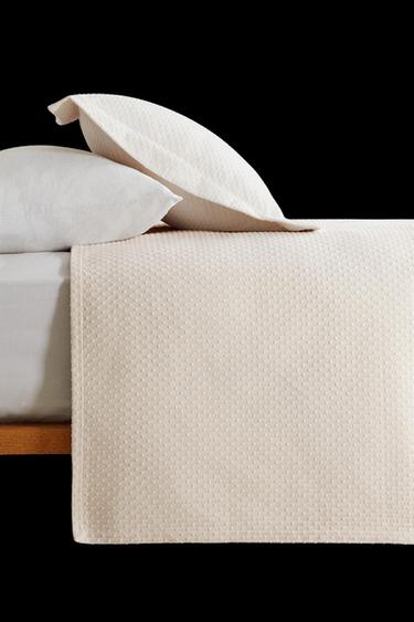 Zara BEDSPREAD WITH POLKA DOT DESIGN - Beige