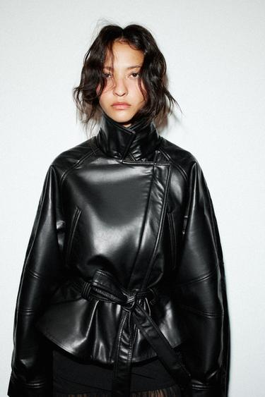CAZADORA EFECTO PIEL PEPLUM - Negro de Zara