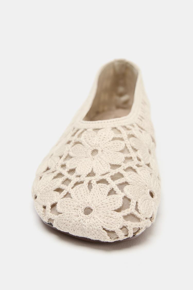 Bailarinas de crochet con estampado floral 4
