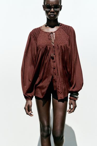 BLUSA FLUIDA FRUNCES - Marrón de Zara