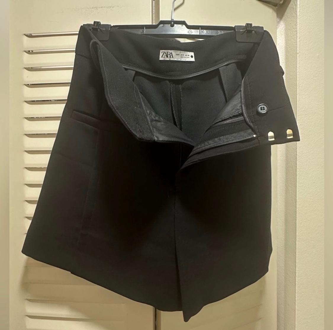 VERY CHICK VIBRANT BLACK MINI SHORTS. - Image 2