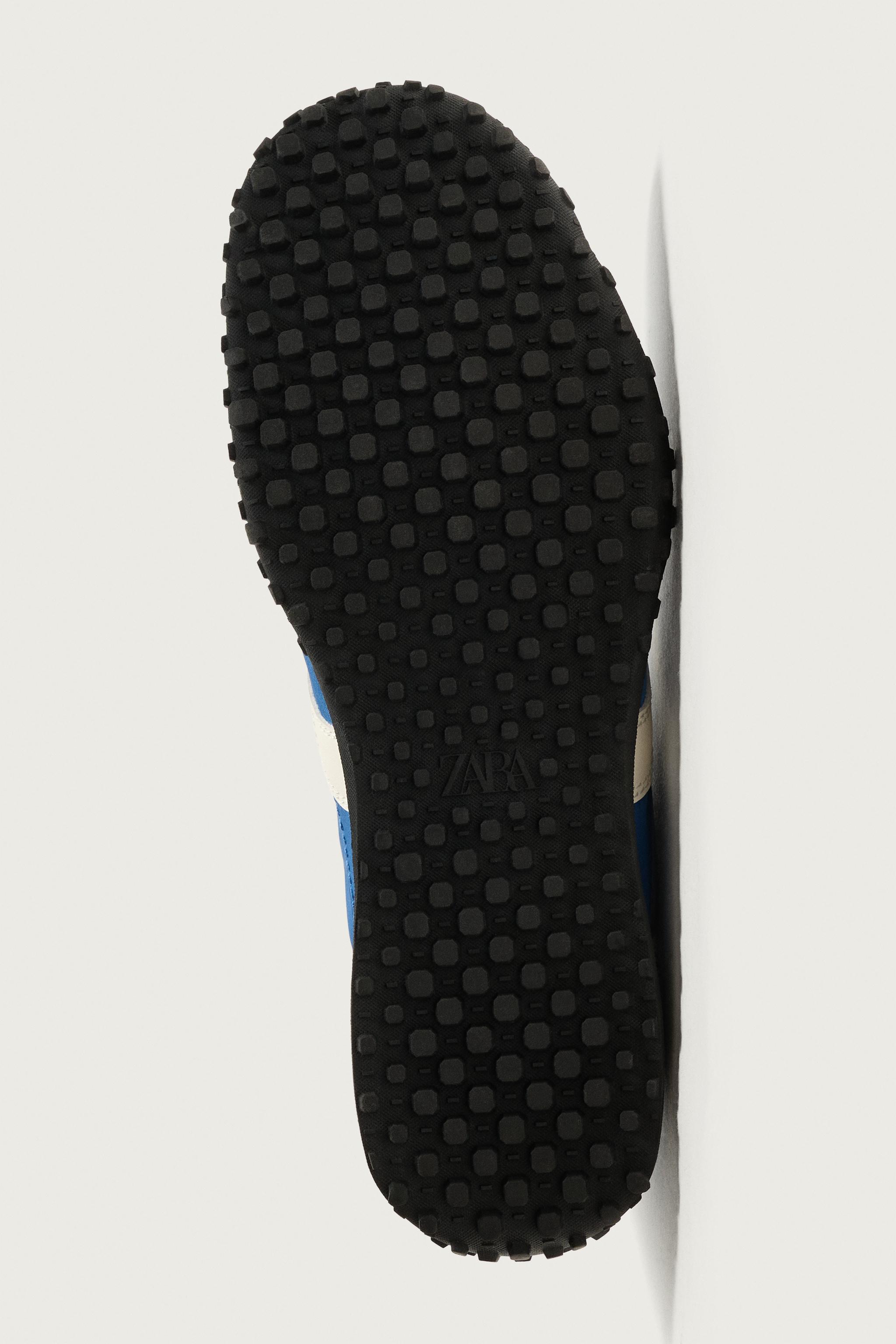 RETRO-STYLE SNEAKERS