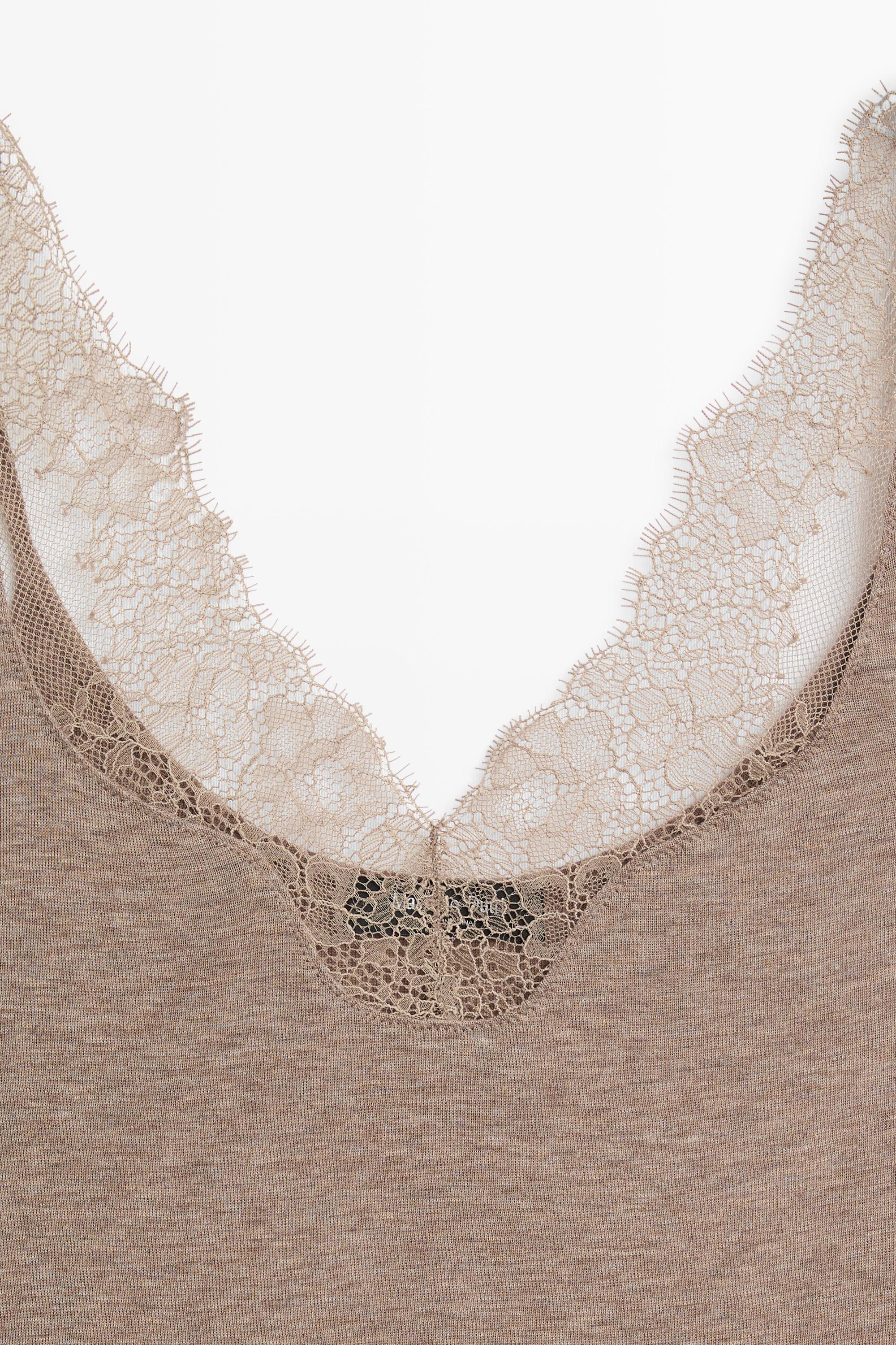Top à bretelles style lingerie détail dentelle
