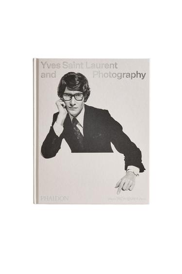 КНИГА „YVES SAINT LAURENT AND PHOTOGRAPHY“ (АНГЛИЙСКИ) - Бял от Zara
