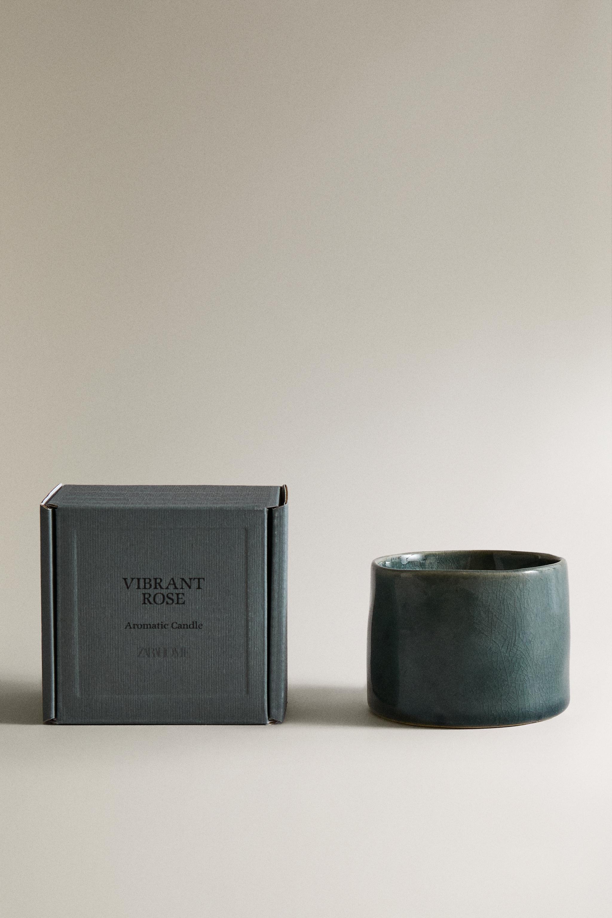 (150 G) VIBRANT ROSE SCENTED CANDLE — Blue gray