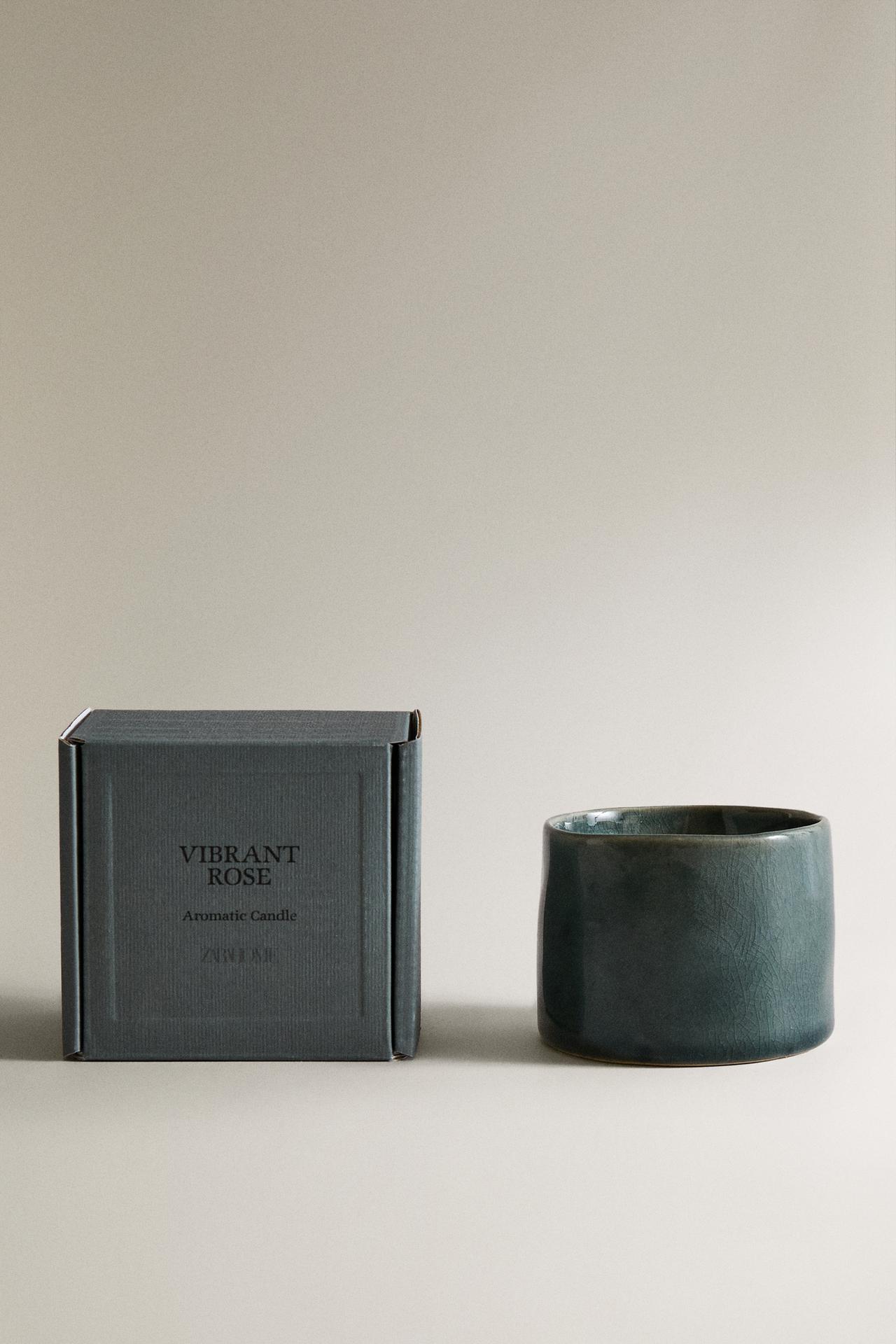 (150 G) VIBRANT ROSE SCENTED CANDLE — Blue gray