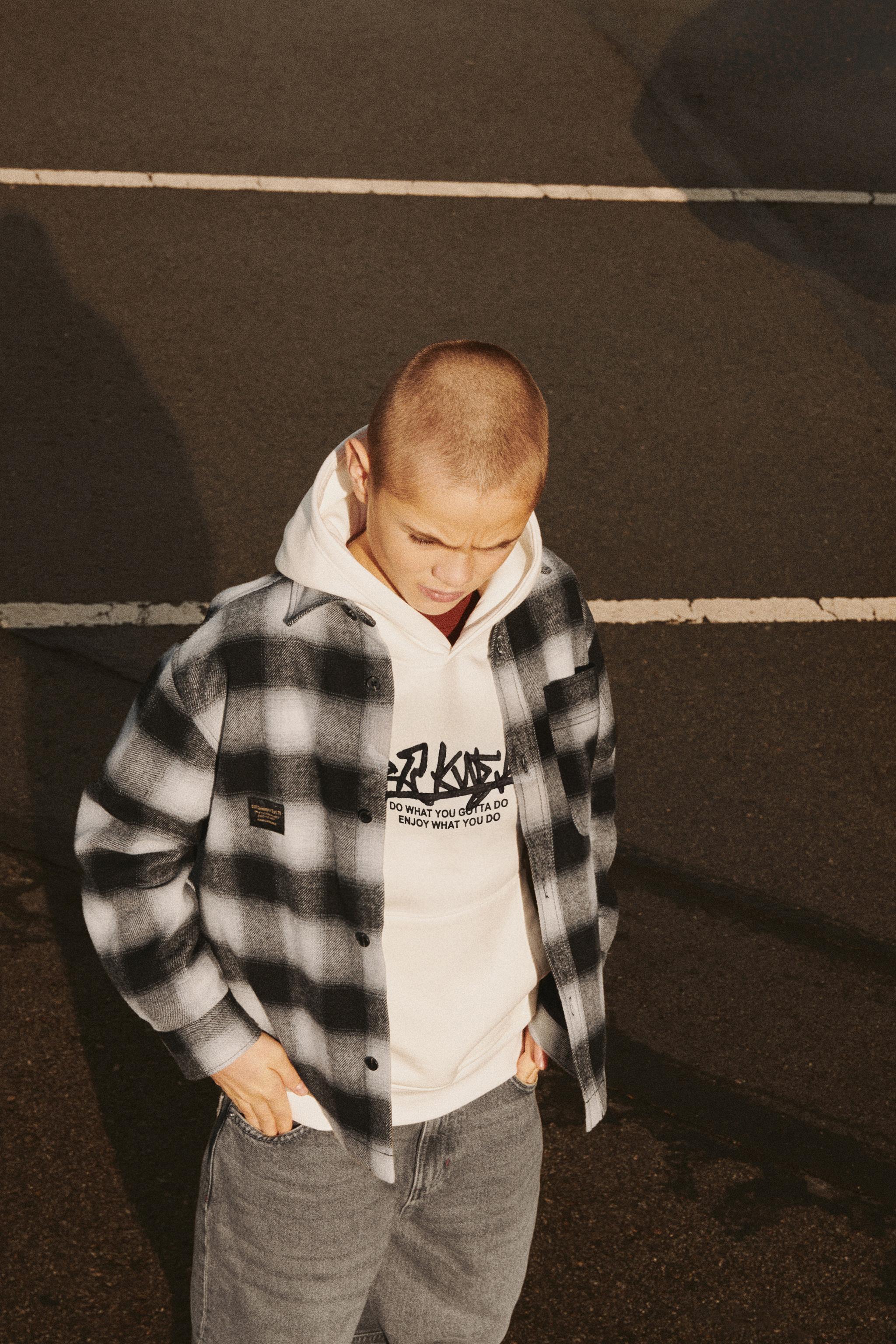 SWEAT À CAPUCHE AVEC INSCRIPTION BRODÉE