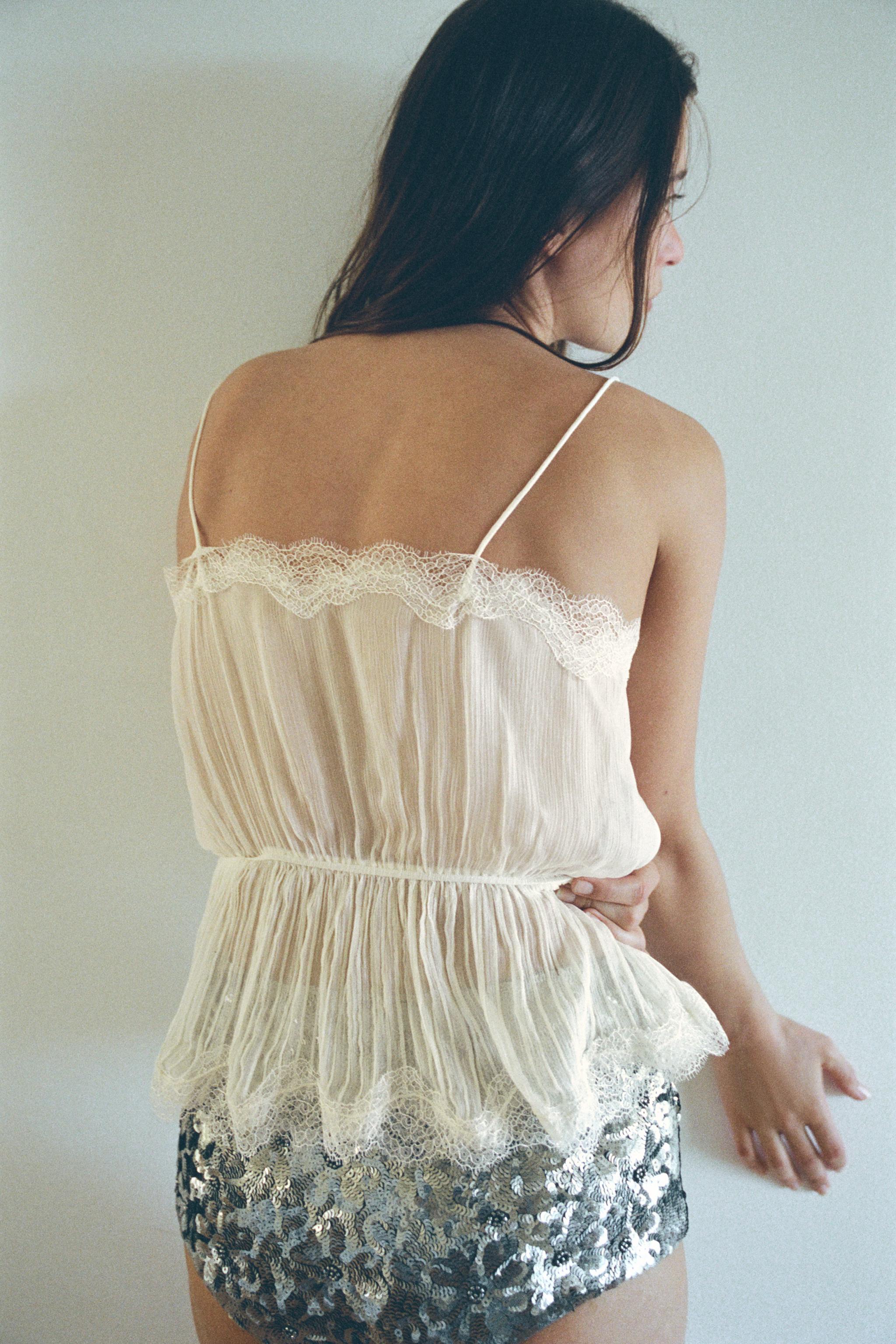 TOP EN GEORGETTE PLISSÉ ET DENTELLE