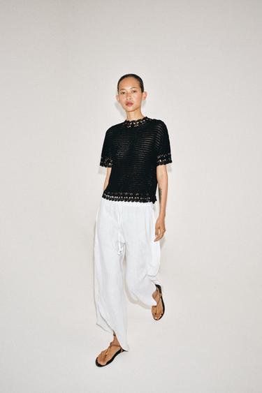 ТРИКОТАЖНЫЙ ТОП С ВЫСОКИМ ВОРОТНИКОМ И ЦВЕТОЧНЫМИ ДЕТАЛЯМИ — ЧЕРНЫЙ от Zara