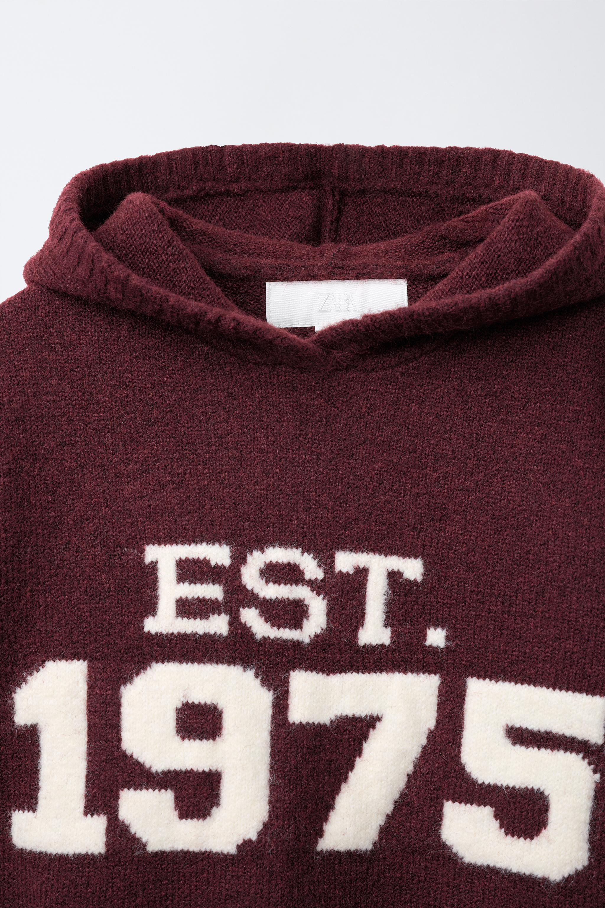 PULL EN MAILLE À CAPUCHE AVEC INSCRIPTION
