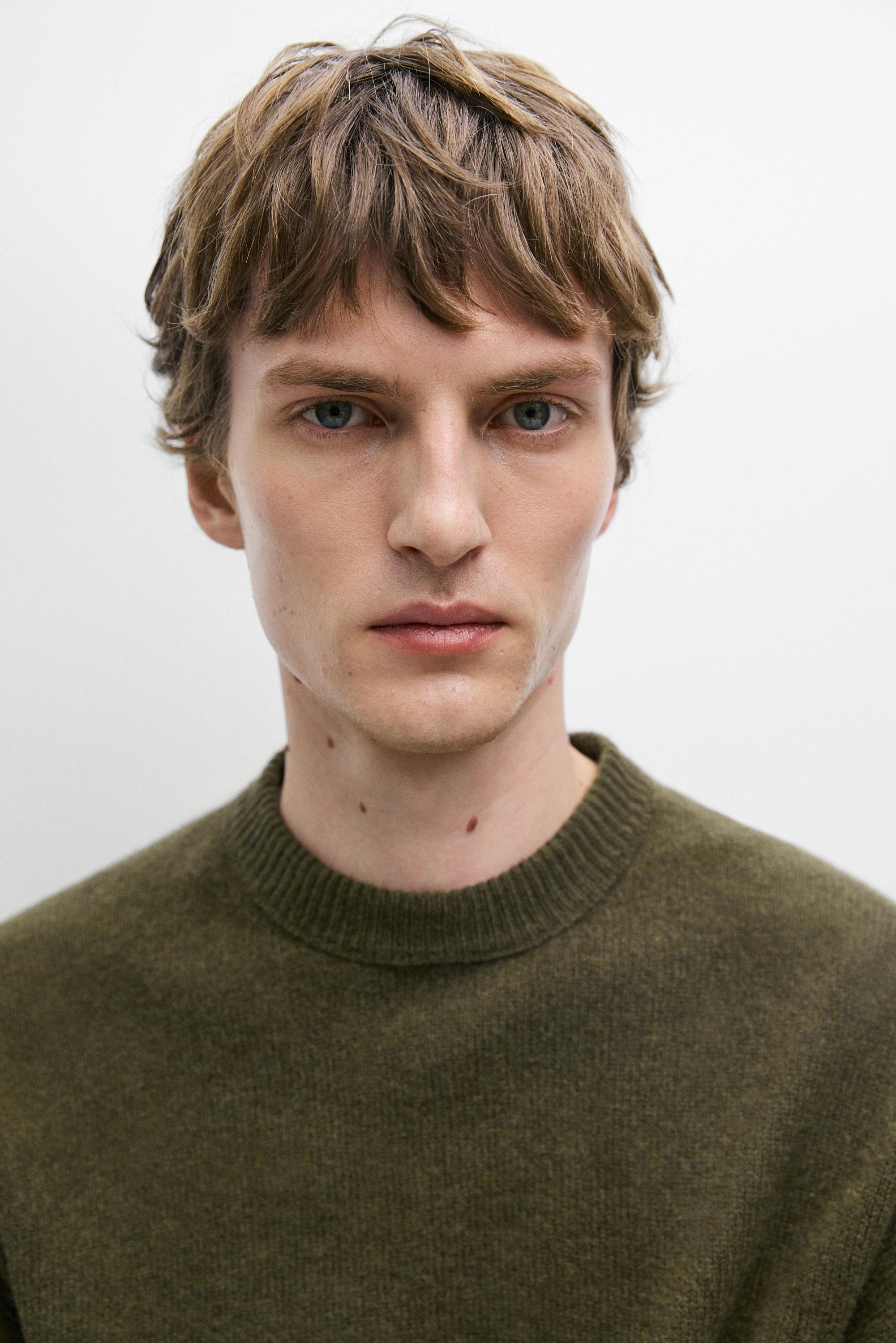 100% wool knit round-neck sweater
