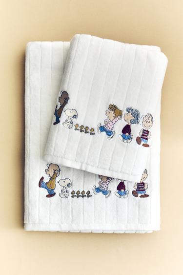 BADEHÅNDKLÆDE I VELOUR MED PEANUTS™ MOTIVER TIL BØRN - knæk. hvid fra Zara