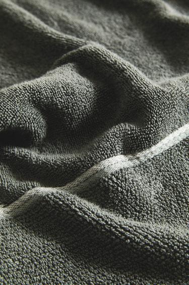 منشفة حمام بإطار بغرزة الأرز - أخضر داكن الخاص بـ Zara