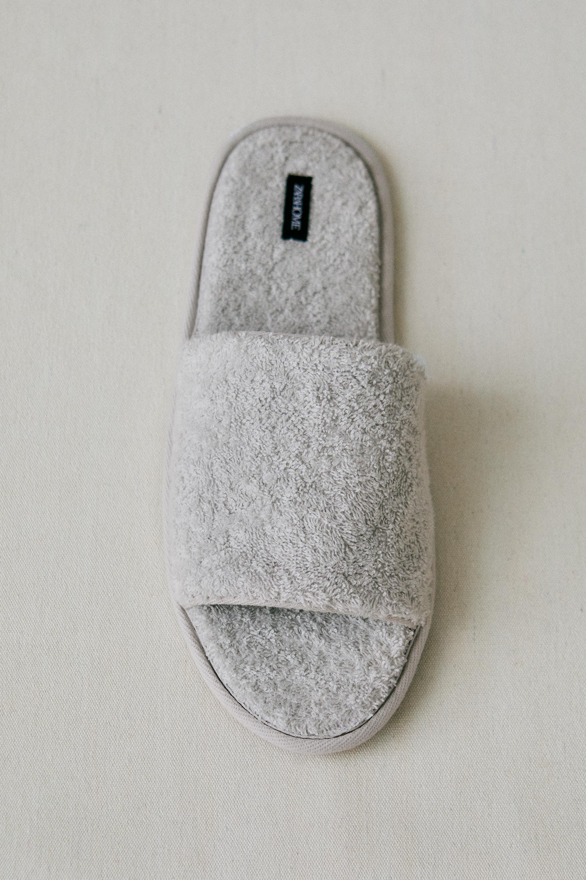OPEN TERRY BATHROOM SLIPPERS — Gray
