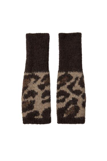 Front view of knitted brown gloves with a leopard print.