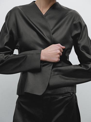 Americana corta satinada - Studio - Negro de Zara