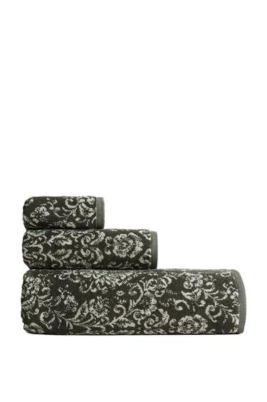 FLORAL JACQUARD TERRY BATH TOWEL - أخضر داكن الخاص بـ Zara