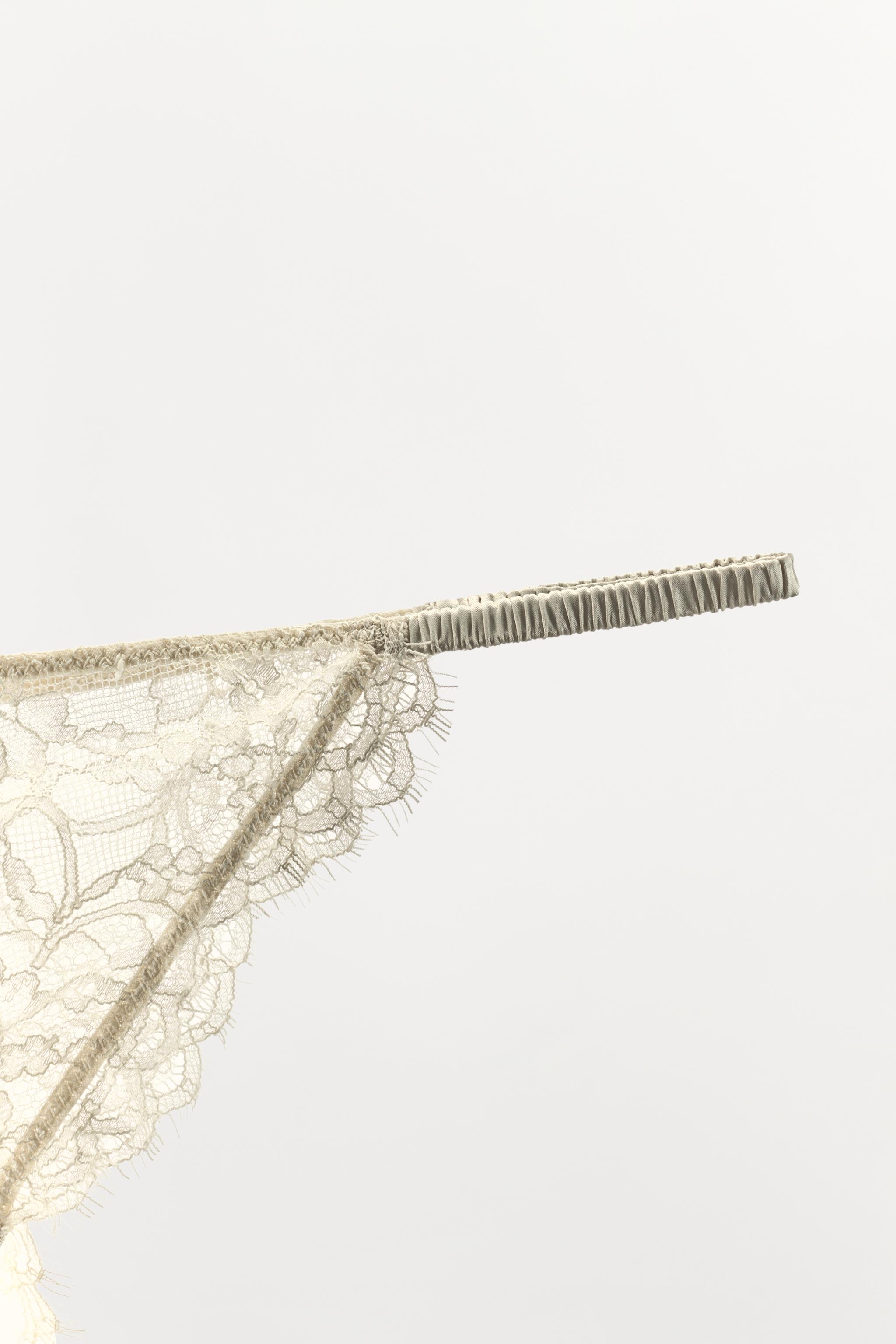 CULOTTE EN DENTELLE