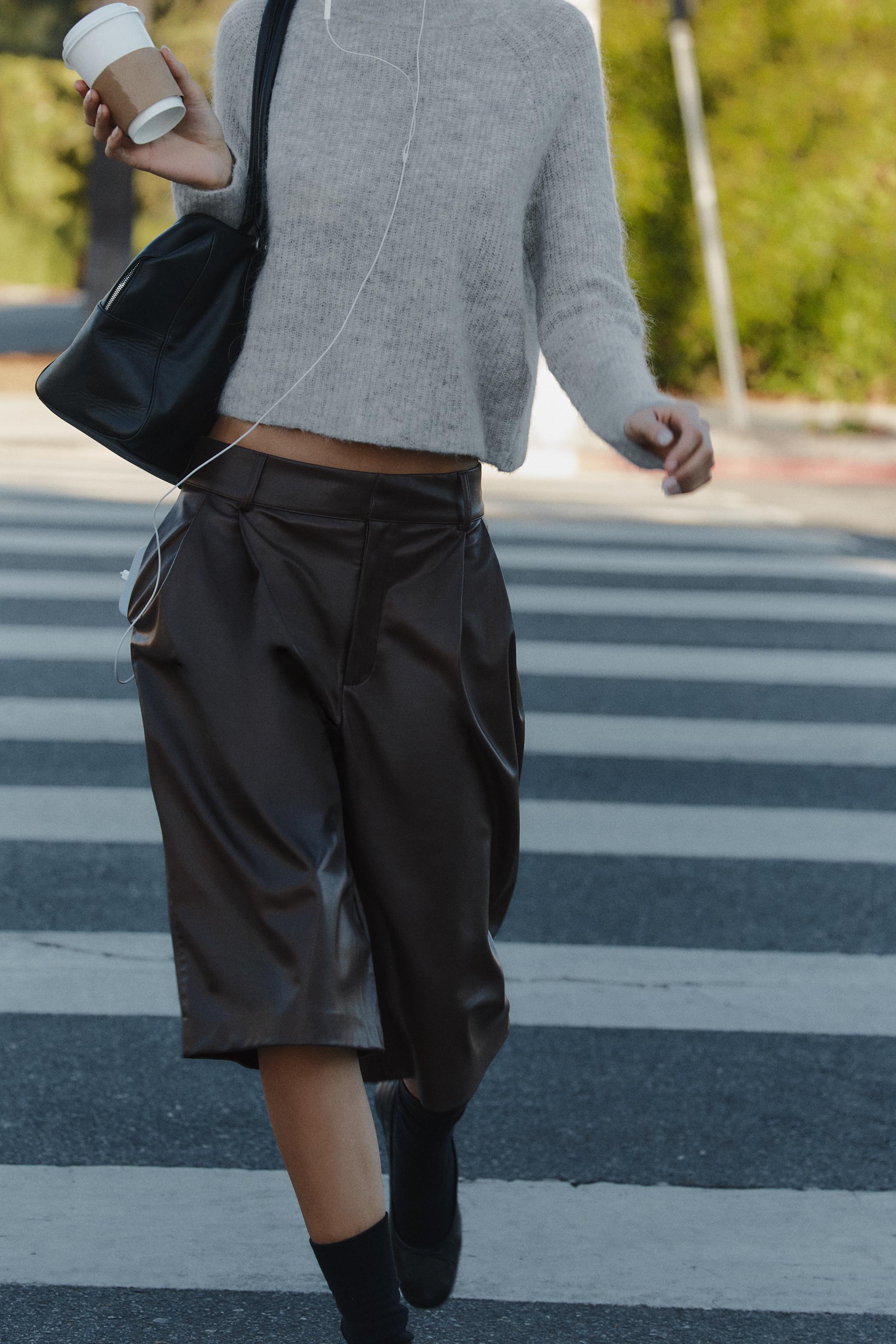 SHORT LONG À PLIS EN MATIÈRE SYNTHÉTIQUE