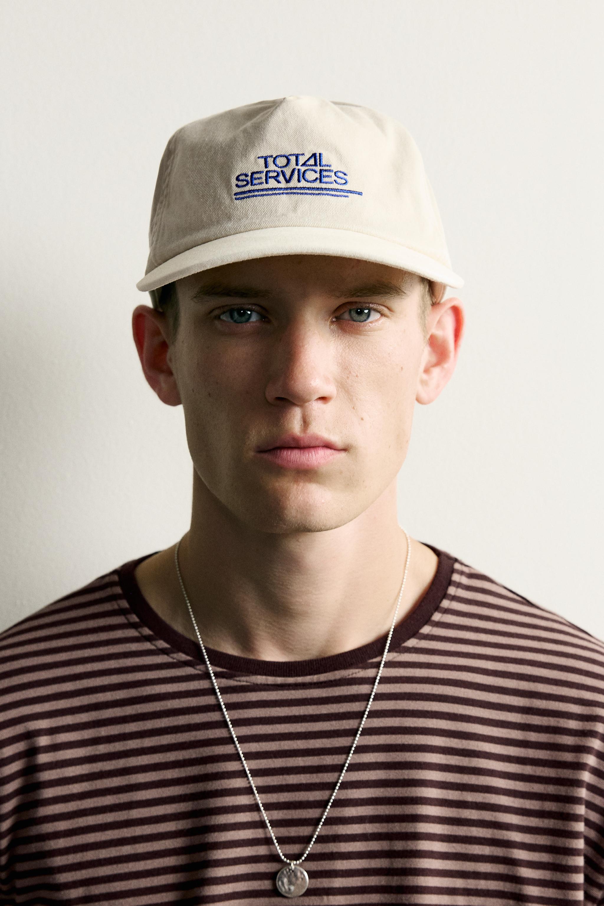 CASQUETTE À INSCRIPTION BRODÉE CONTRASTÉE