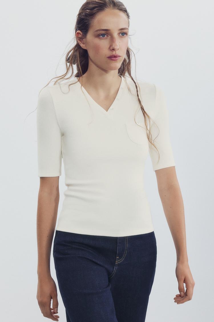 CAMISETA ESCOTE PICO BOLSILLO