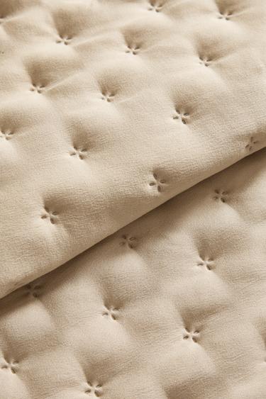 Gepolsterte Tagesdecke mit Punkten - Beige von Zara