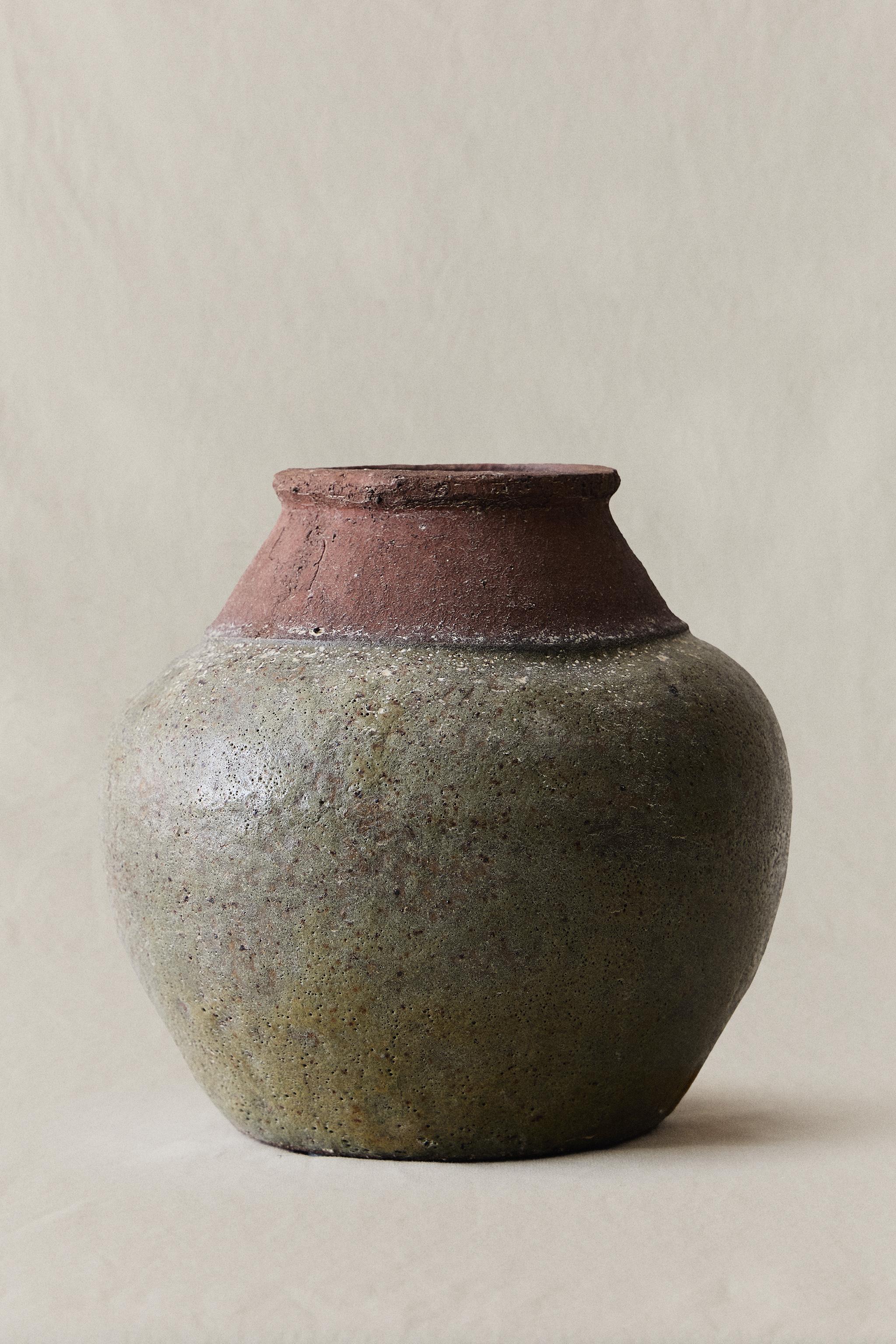 ROUND DECORATIVE CERAMIC VASE