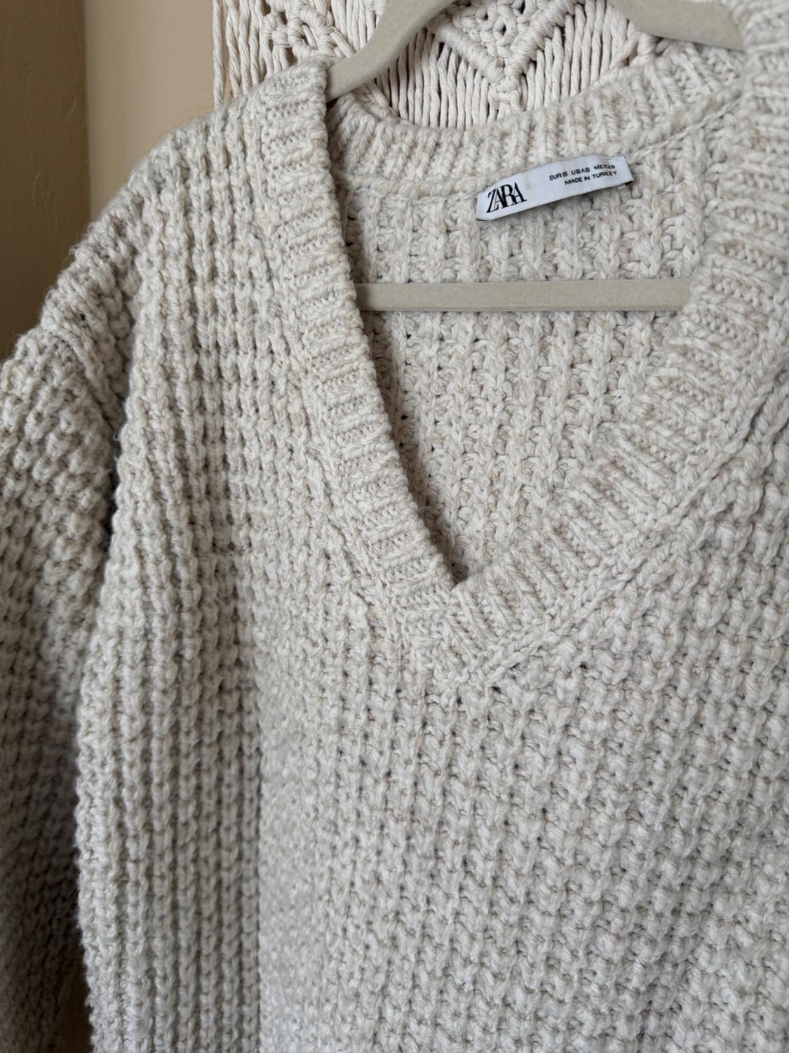 KNIT V-NECK SWEATER - Image 2