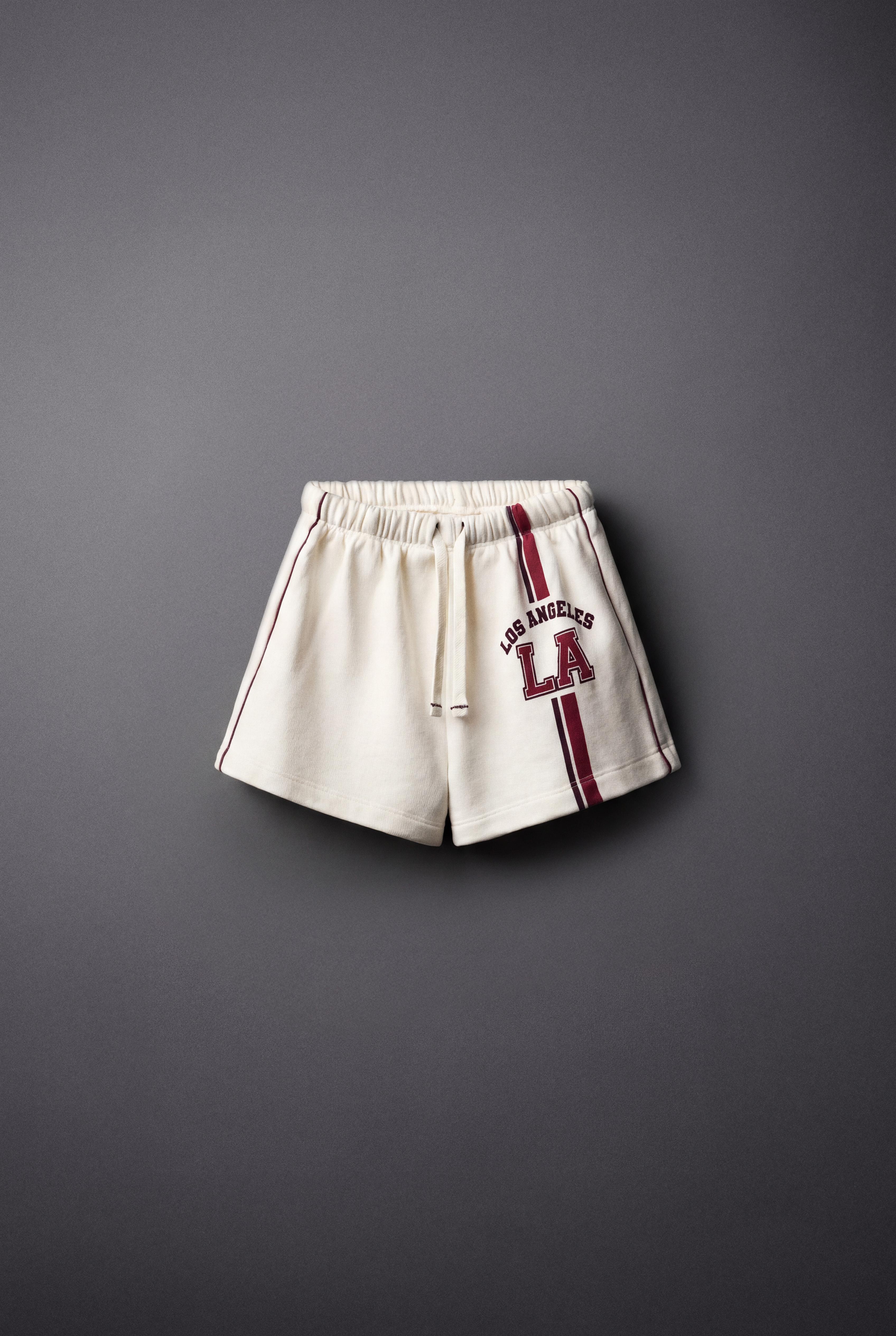 CONTRAST PIPING TEXT SHORTS — Ecru