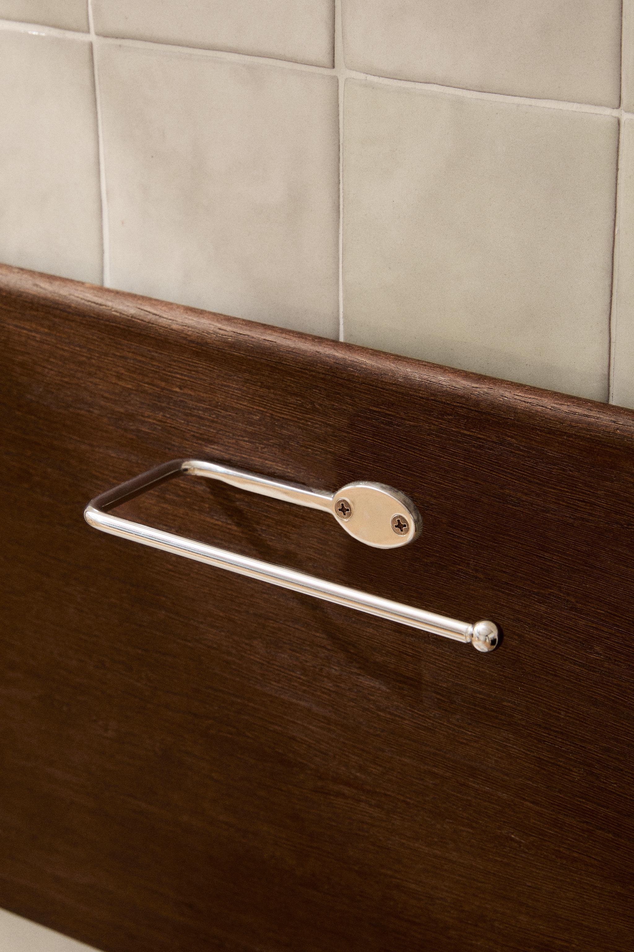 SILVER METAL TOILET PAPER HOLDER — Silver