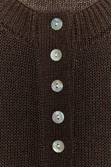 HAUT EN MAILLE À MANCHES COURTES ET BOUTONS - Marron de Zara - Image 5