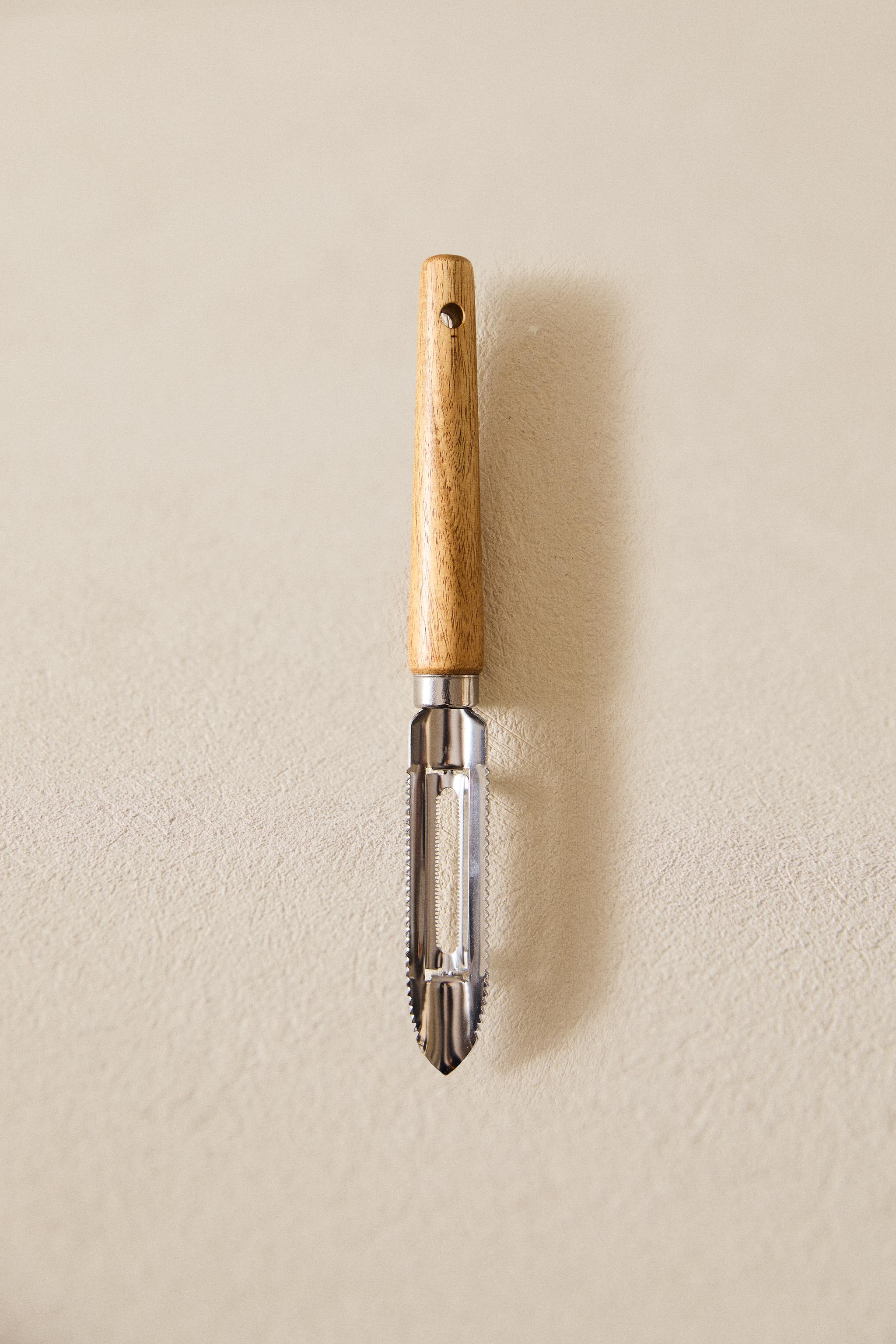 KITCHEN PEELER WITH WOODEN HANDLE
