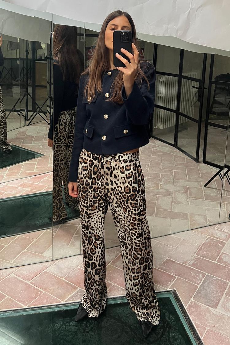 Ayollar poyabzalida jinsiy aloqa qilish Doggy uslubidagi dumbalar