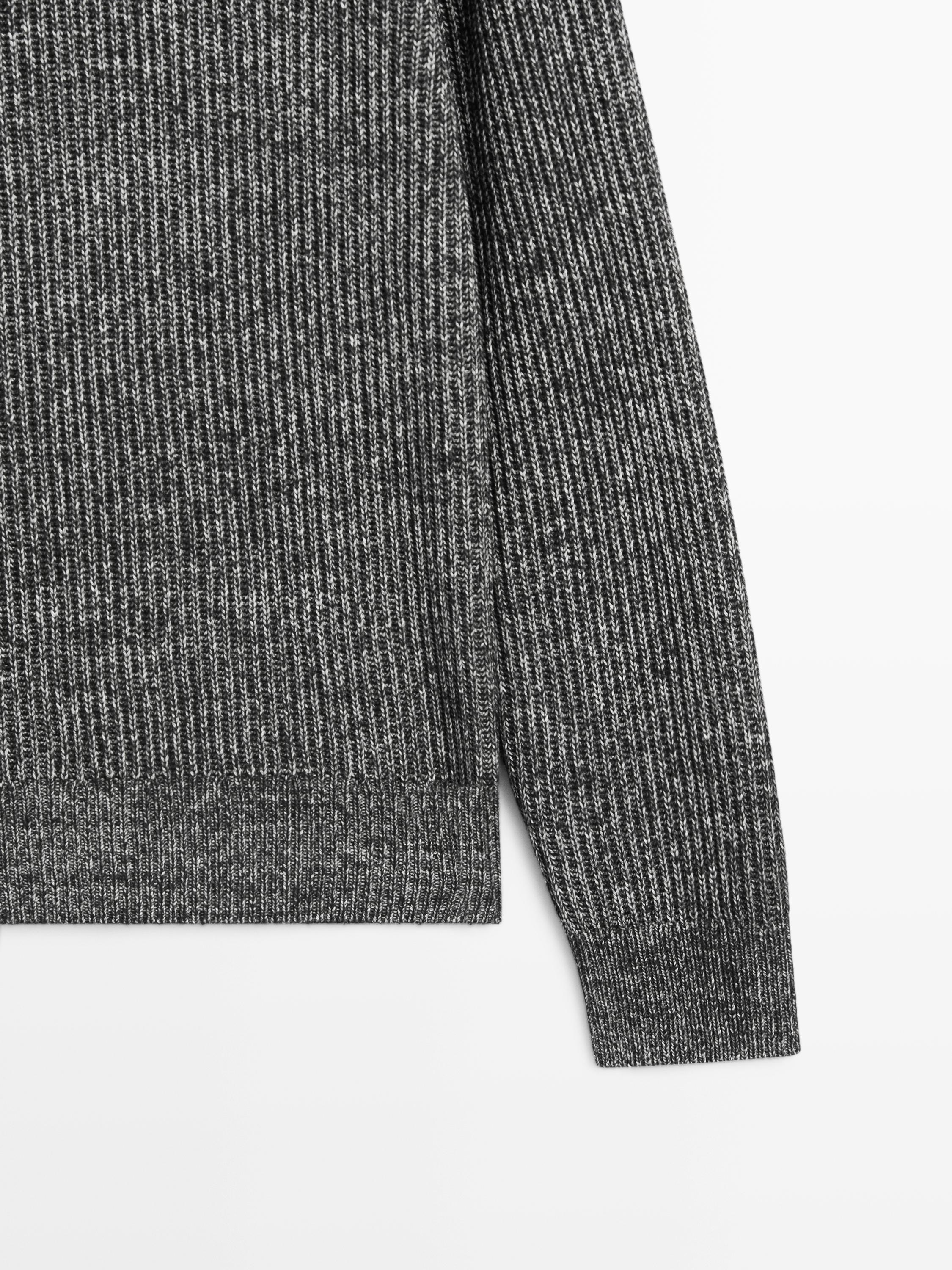 Two-tone knit sweater with raglan sleeves