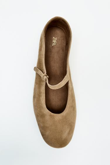 حذاء باليه شمواه - بني رملي by Zara