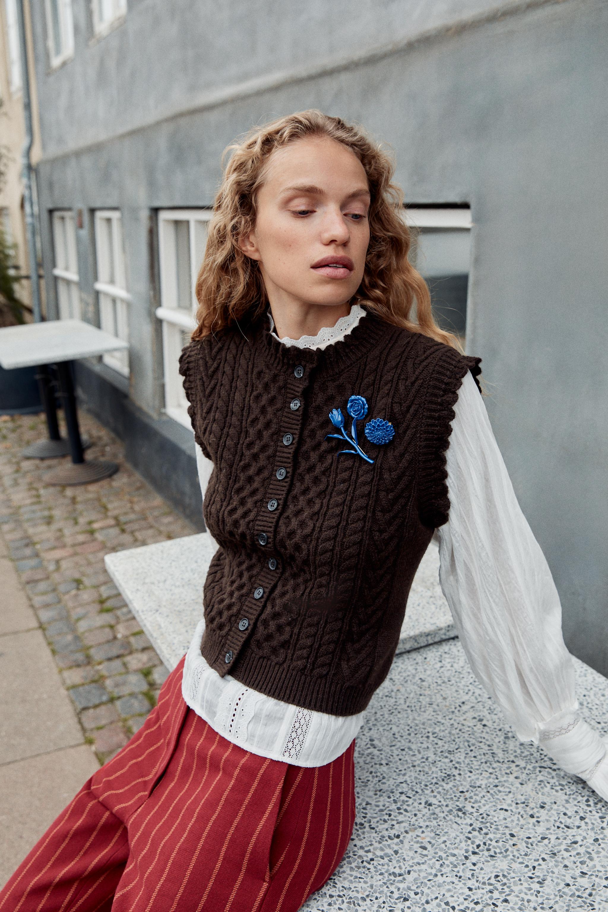 GILET EN MAILLE TORSADÉE À VOLANTS
