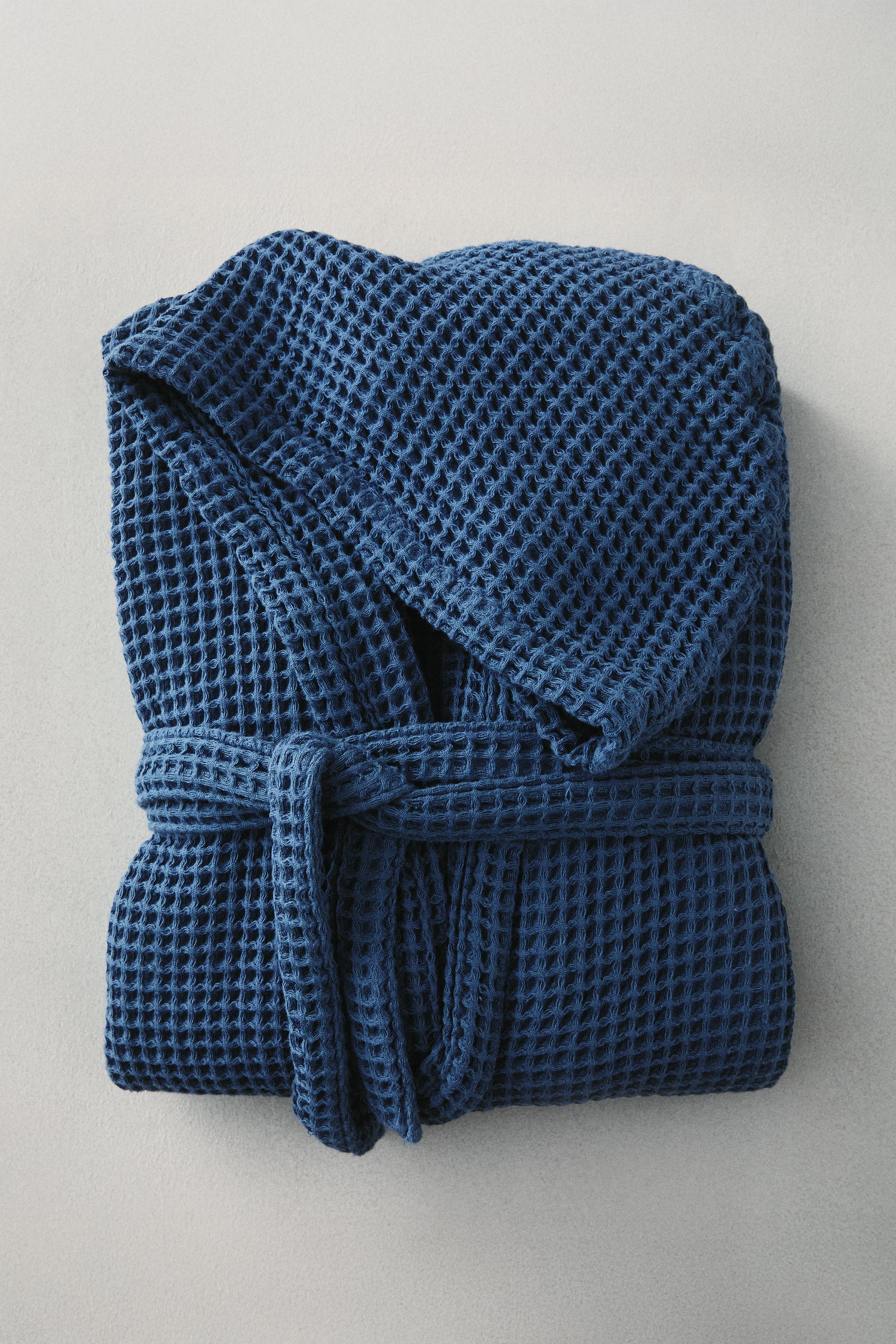 WAFFLE-KNIT COTTON BATHROBE — Dusty blue