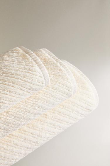 DIAGONAL TEXTURE BATH TOWEL - Ivory by Zara - Image 1
