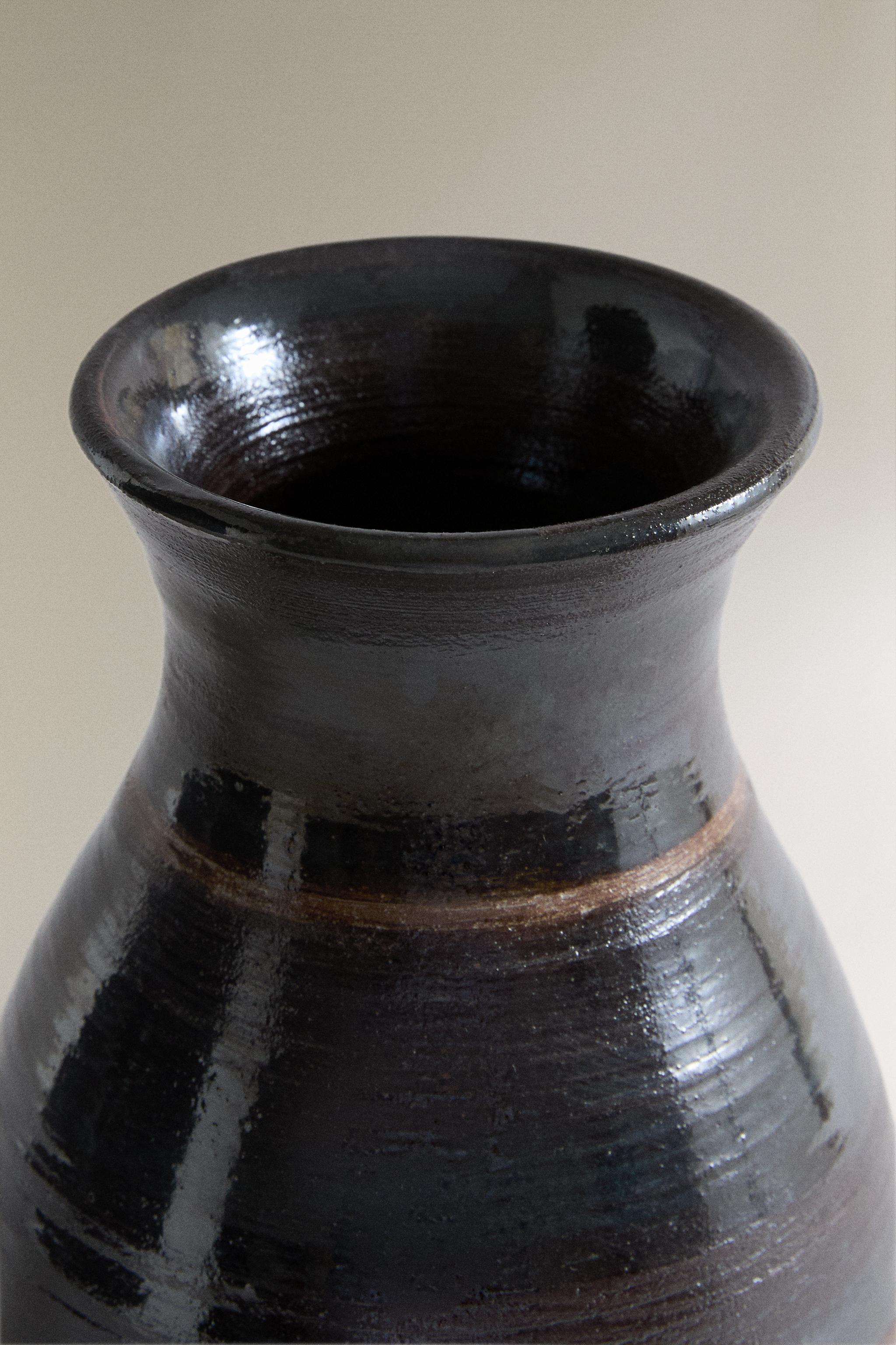 TALL DECORATIVE VASE — Dark brown