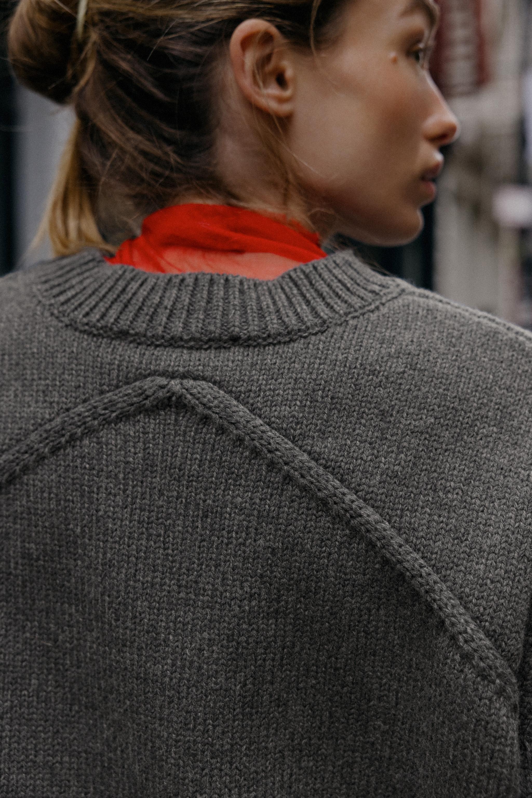 PULL EN MAILLE AVEC DÉTAIL AU DOS