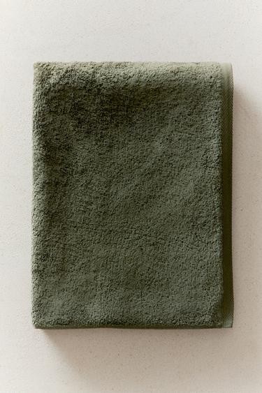 PLAIN COTTON TERRY BATH TOWEL (500 GXM²) - Khaki by Zara