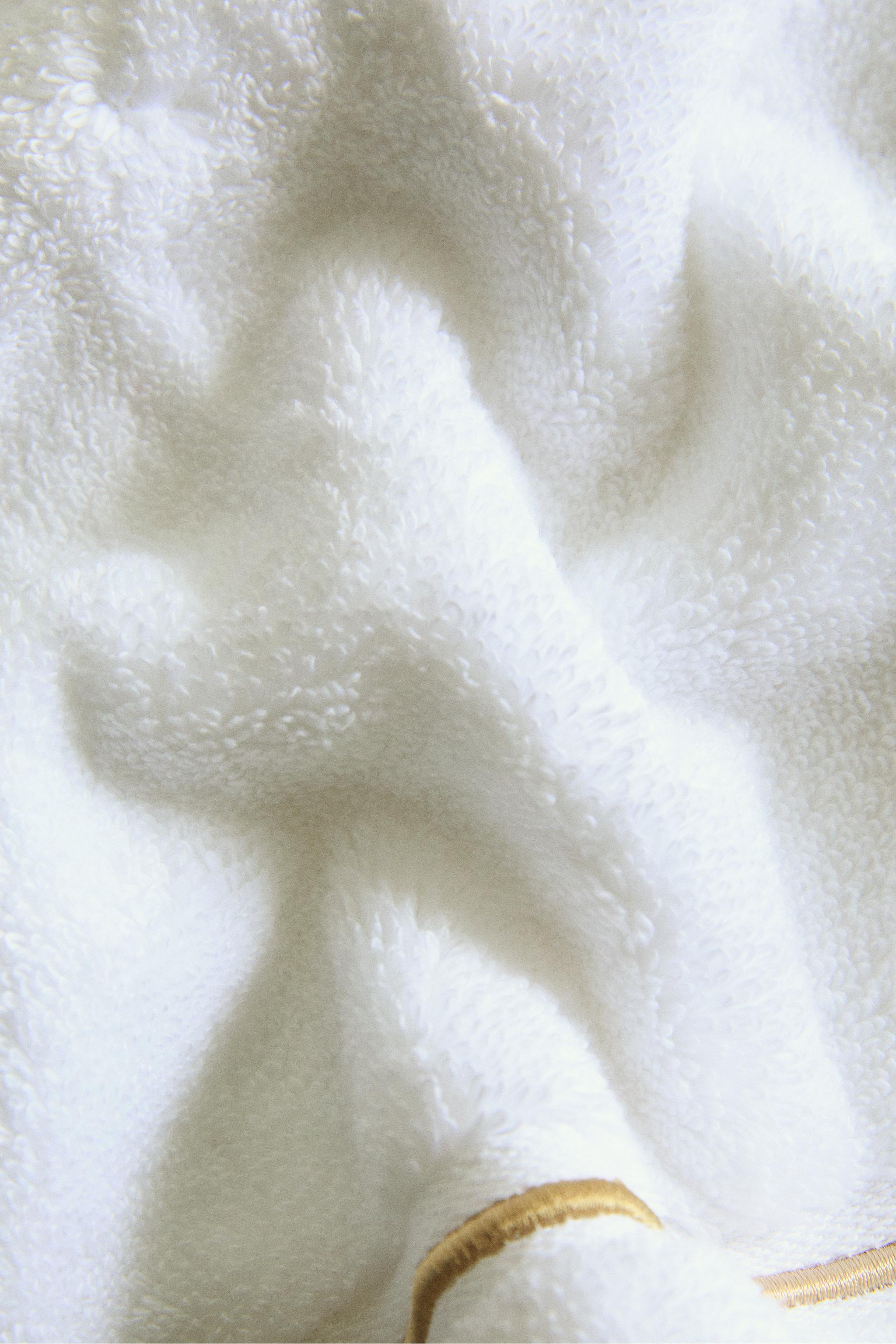 SERVIETTE DE BAIN FESTONNÉE BRODÉE