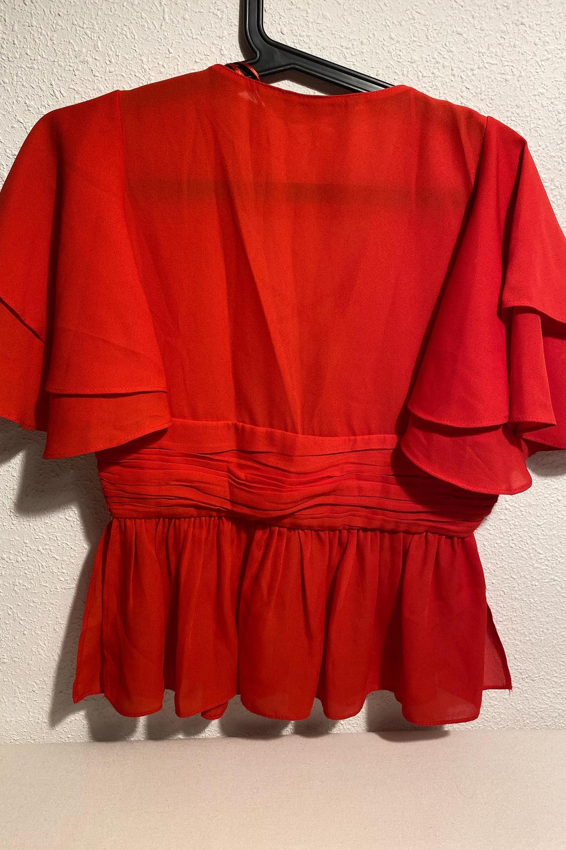 BLUSA ROJA CON MANGAS CORTAS ACAMPANADAS Y FRUNCIDO EN CINTURA - Image 4