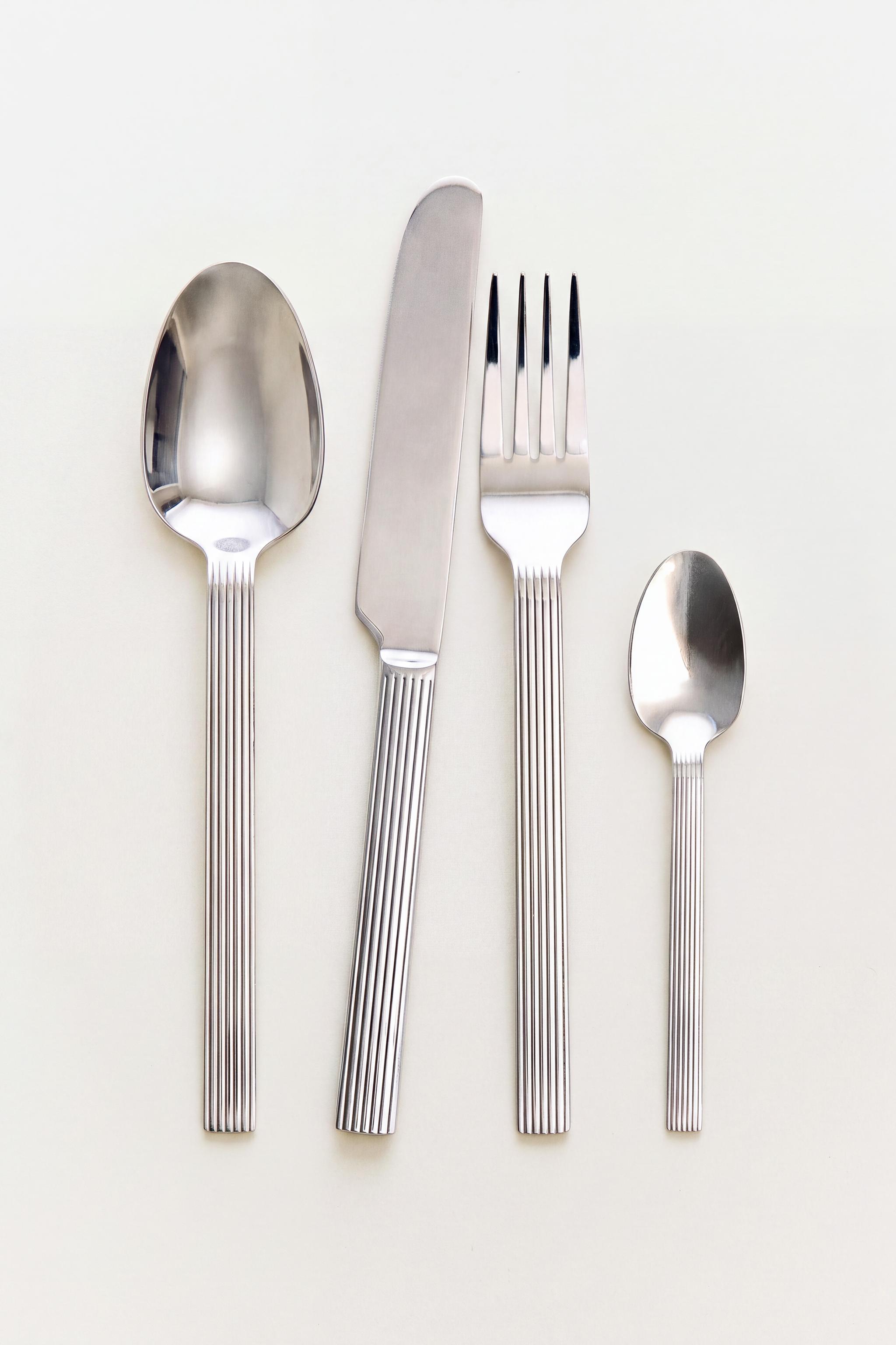 RIBBED HANDLE FLATWARE SET (SET OF 4) — Steel